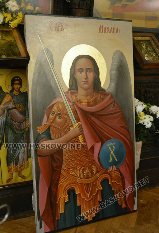 Миряни се поклониха на Архангеловден пред икона, открита от мюсюлманин в гора