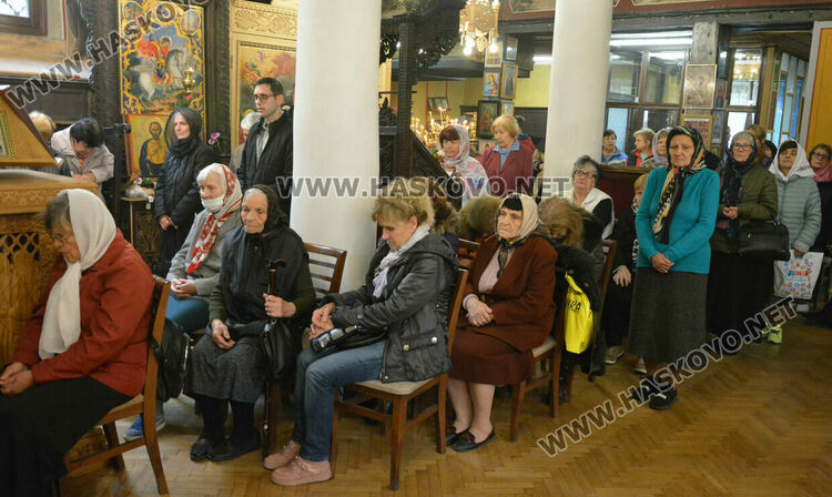 Миряни се поклониха на Архангеловден пред икона, открита от мюсюлманин в гора