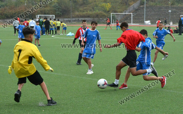 С футбол и 71 гола започнаха общинските ученически игри в Хасково