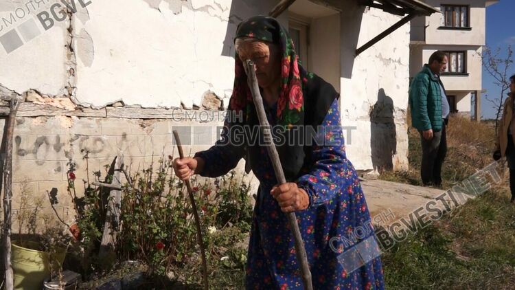 50 семейства са поискали помощ от държавата за възстановяване на щетите по домовете си след бурята в събота/ ГАЛЕРИЯ/