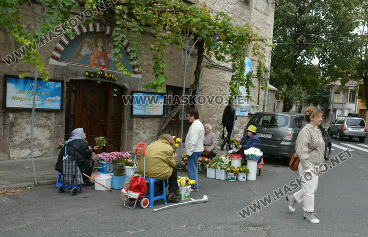 Миряни се поклониха на Архангеловден пред икона, открита от мюсюлманин в гора