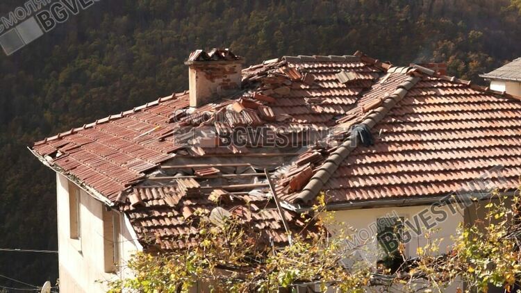 50 семейства са поискали помощ от държавата за възстановяване на щетите по домовете си след бурята в събота/ ГАЛЕРИЯ/