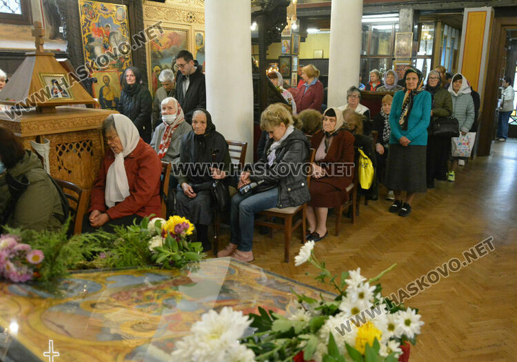 Миряни се поклониха на Архангеловден пред икона, открита от мюсюлманин в гора