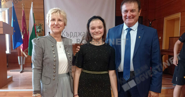 Музикален подарък на „HAPPY DINO“ по случай патронния празник на СУ"П.Р.Славейков" в Кърджали