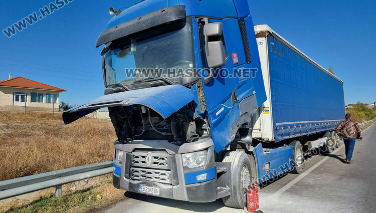 Камион пламна в движение край Хасково