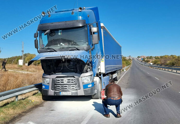 Камион пламна в движение край Хасково