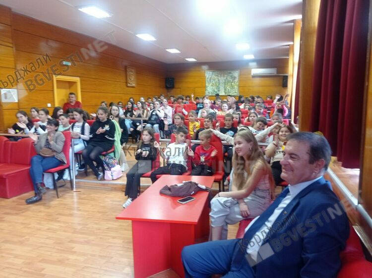 Музикален подарък на „HAPPY DINO“ по случай патронния празник на СУ"П.Р.Славейков" в Кърджали