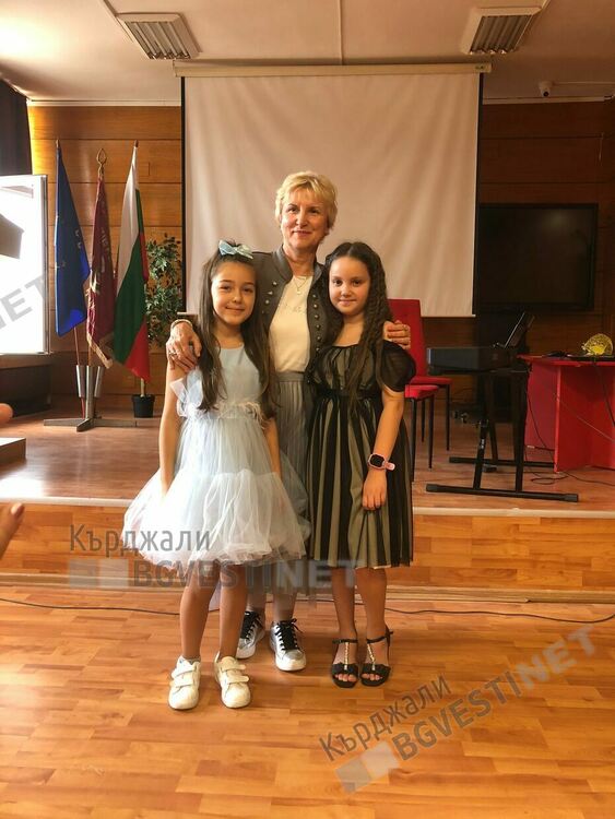 Музикален подарък на „HAPPY DINO“ по случай патронния празник на СУ"П.Р.Славейков" в Кърджали