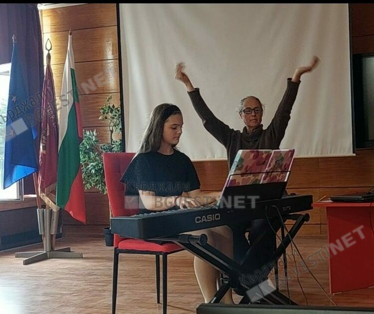 Музикален подарък на „HAPPY DINO“ по случай патронния празник на СУ"П.Р.Славейков" в Кърджали