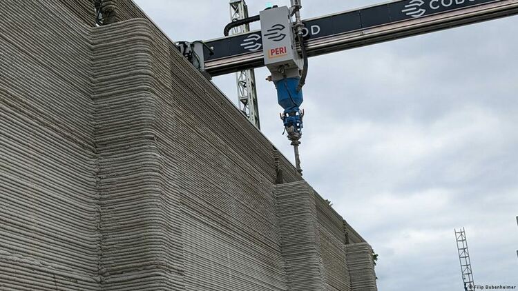 При този вид строителство тъй нареченият „портален принтер“ наслагва един слой бетон върху друг