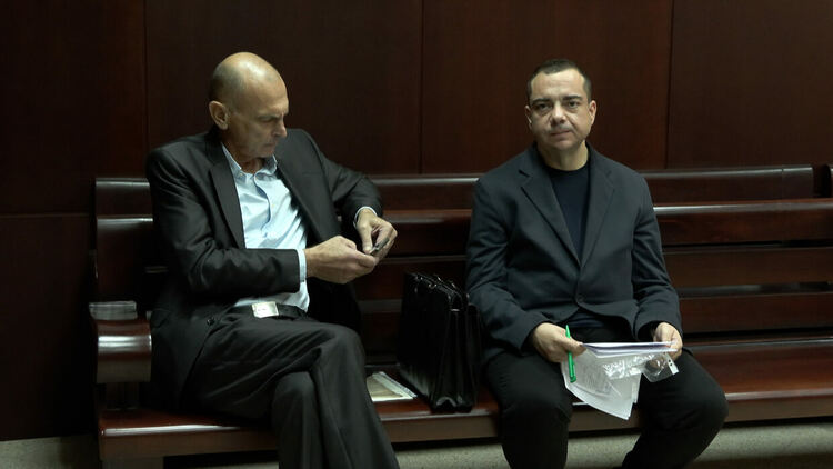 Новоизброният кмет Жельо Станков /вляво/ присъства като заинтересовано лице. До него е предс. ОИК-Свиленград Мариян Дервенков