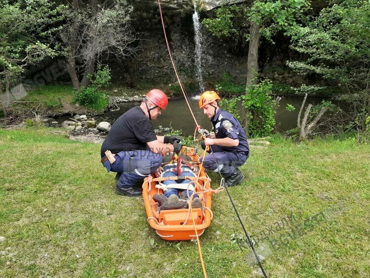 Пожарникари транспортираха пострадал до спешните медици