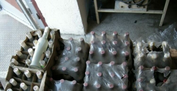 Задържаха 61-годишен заради  голямо количество безакцизен алкохол и две въздушни пушки