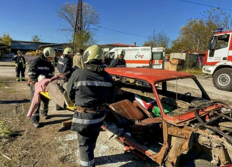 Проведе се тактическо учение с участието на силите и средствата на основните съставни части на Единната спасителна система в Перник