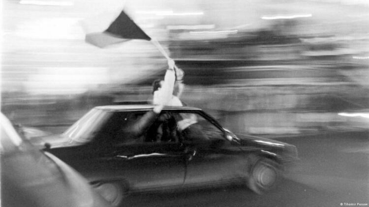 Прага, 1989: кадър от изложбата „Илюзия“ на фотографа Тихомир Пенов