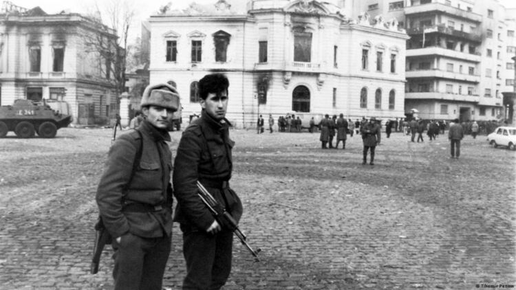 В Букурещ раздялата с комунизма бе най-радикална: кадър от изложбата „Илюзия“ (снимка: Тихомир Пенов)