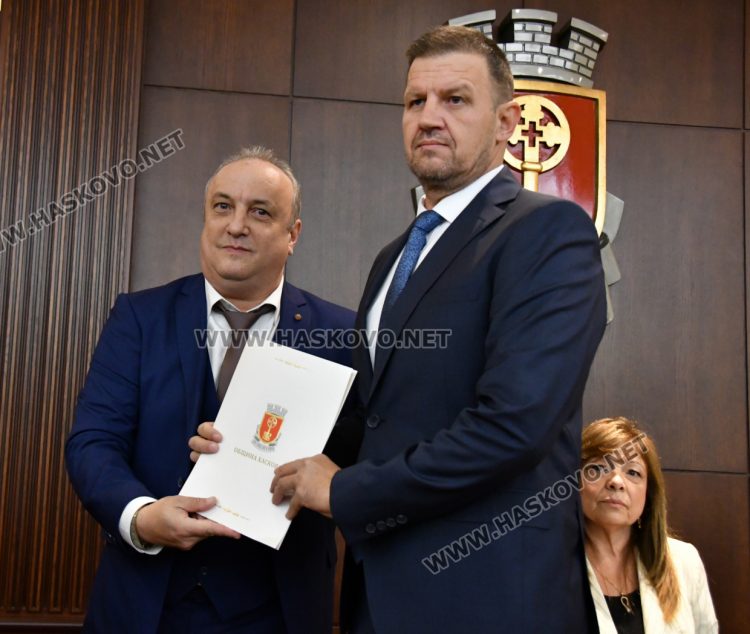 Кметът на Хасково, общинските съветници и кметовете на кметства се заклеха да служат на гражданите. Георги Иванов откри първото заседание като предизборна кампания