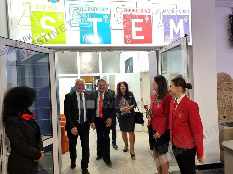 Министър Цоков от „Славейков”: Ще бъдат подписани учебни програми, които намаляват фактологическата сложност