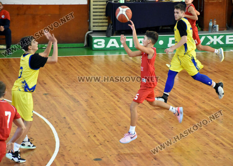 Младите баскетболисти на Хасково с победа и загуба в домакински мачове