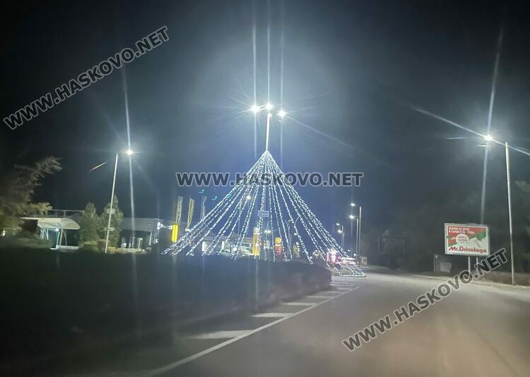 В Хасково грейна първата коледна украса