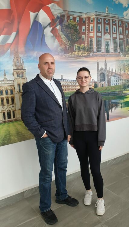 Езиковата с финалист на състезание по речеви умения на английски език