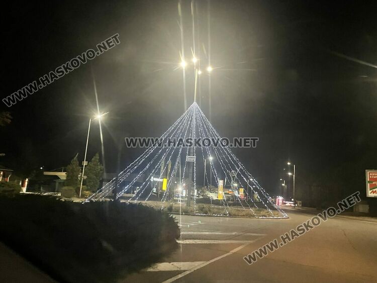 В Хасково грейна първата коледна украса