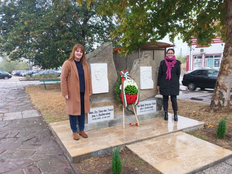 Акад. Ташо Ташев и арх. Петър Ташев имат своята паметна плоча в центъра на родното им село Дълбок извор