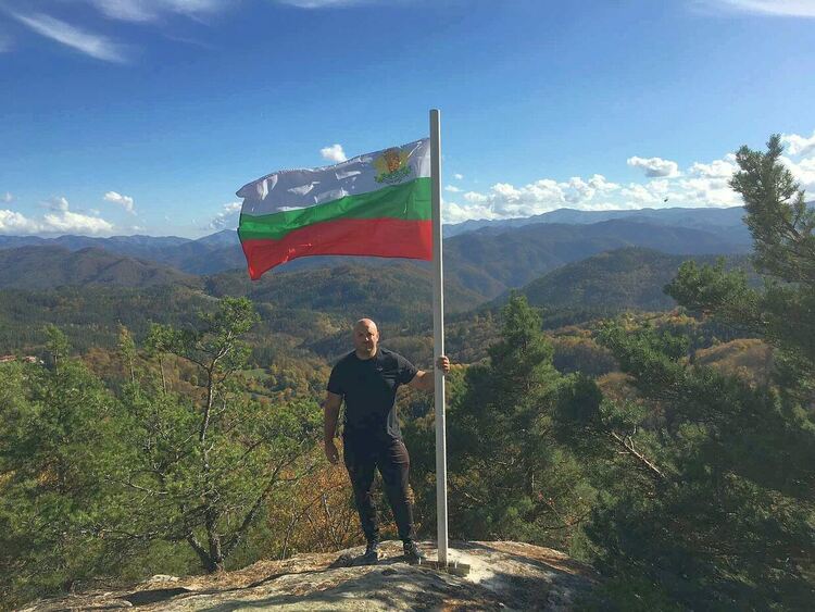 Полицай вдигна пилон с трикольор при паметната плоча на Кральо войвода