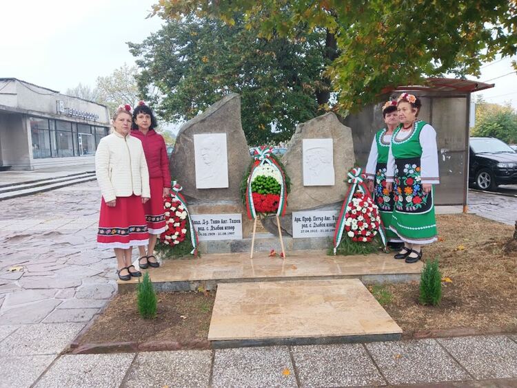 Акад. Ташо Ташев и арх. Петър Ташев имат своята паметна плоча в центъра на родното им село Дълбок извор