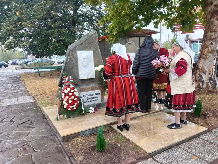 Акад. Ташо Ташев и арх. Петър Ташев имат своята паметна плоча в центъра на родното им село Дълбок извор