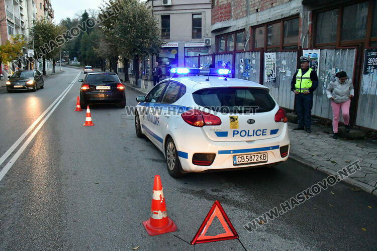 Водачка на Ауди блъсна 53-годишна жена на пешеходна пътека