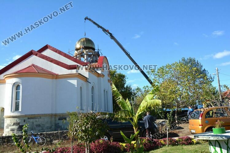 85-годишната църква в Книжовник с нов купол и кръст