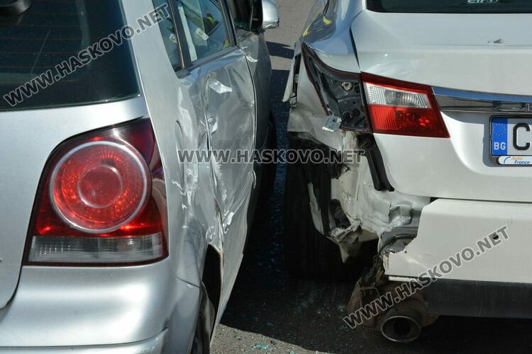 Водач пострада при катастрофа между две коли и тир край Хасково