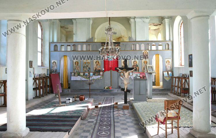 85-годишната църква в Книжовник с нов купол и кръст