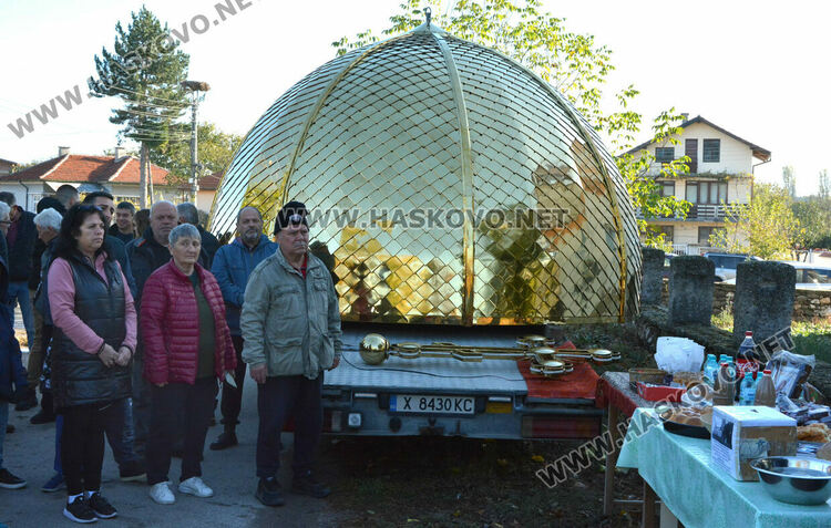 85-годишната църква в Книжовник с нов купол и кръст
