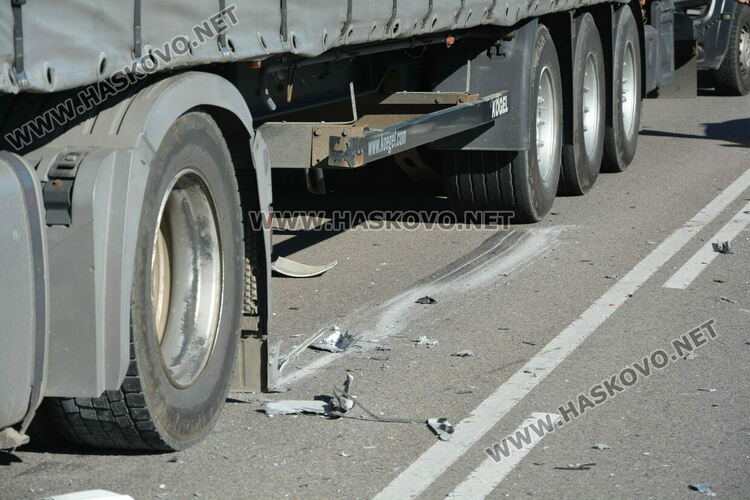 Водач пострада при катастрофа между две коли и тир край Хасково