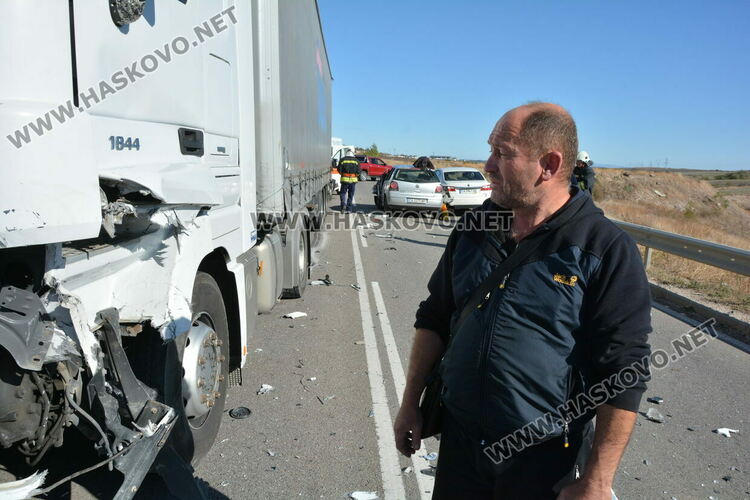 Водач пострада при катастрофа между две коли и тир край Хасково