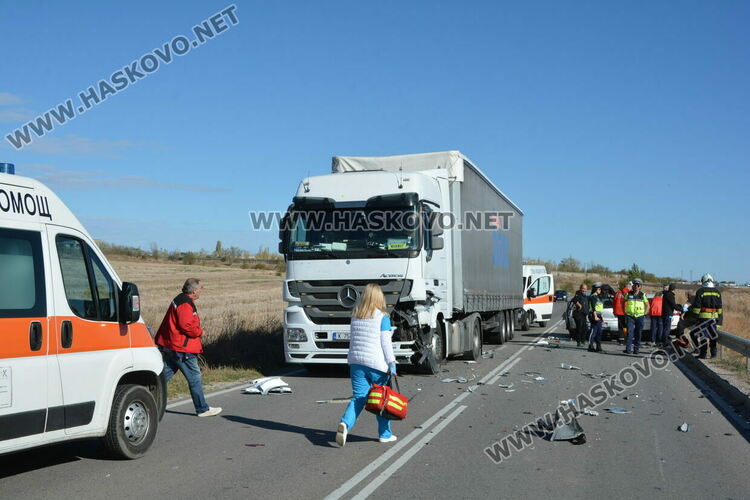 Водач пострада при катастрофа между две коли и тир край Хасково