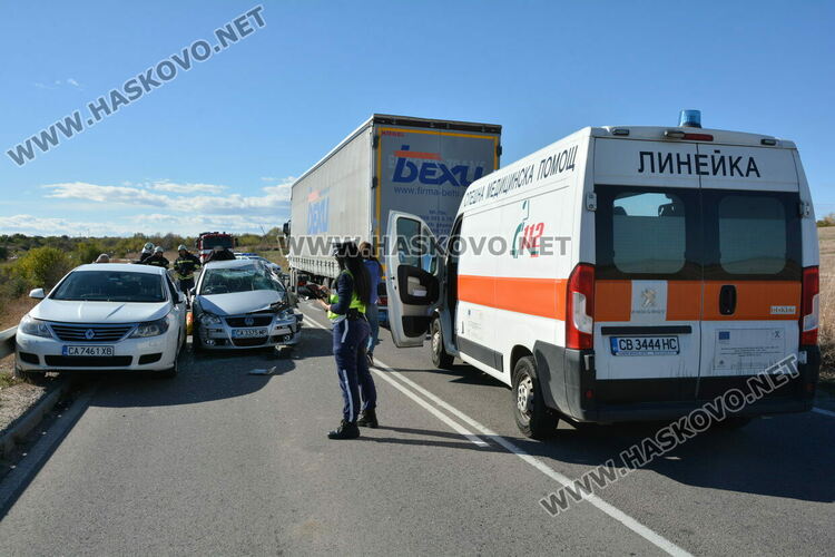 Водач пострада при катастрофа между две коли и тир край Хасково