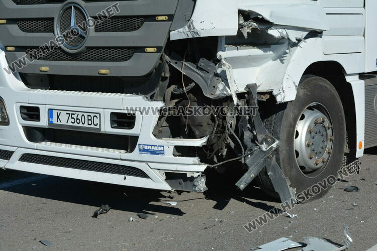 Водач пострада при катастрофа между две коли и тир край Хасково