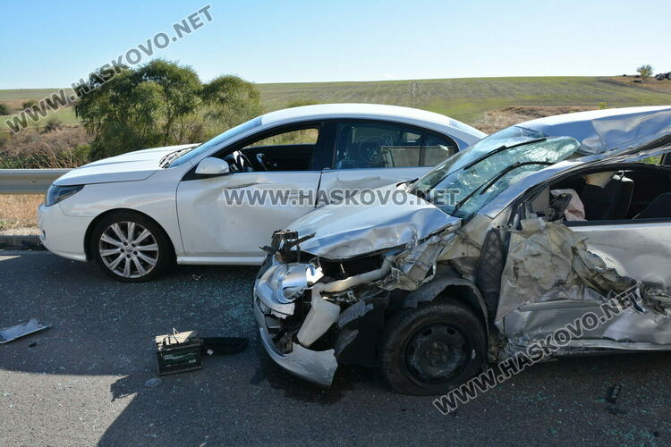 Водач пострада при катастрофа между две коли и тир край Хасково