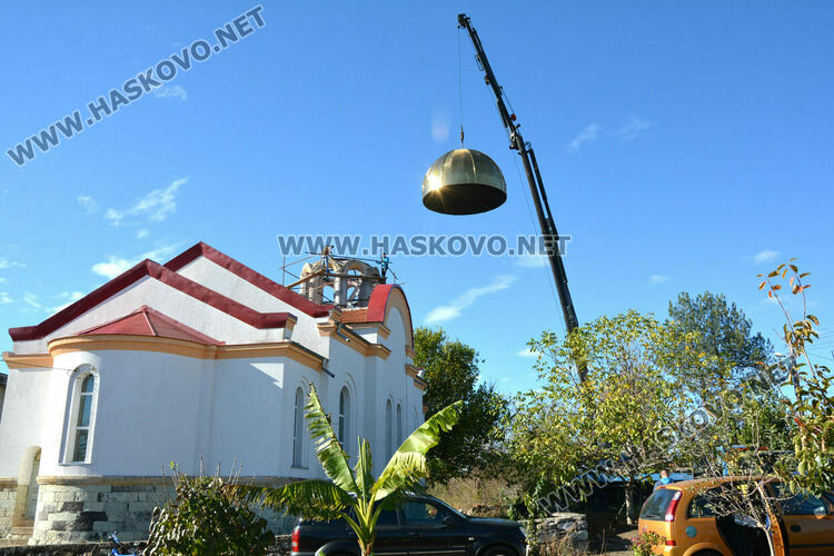 85-годишната църква в Книжовник с нов купол и кръст