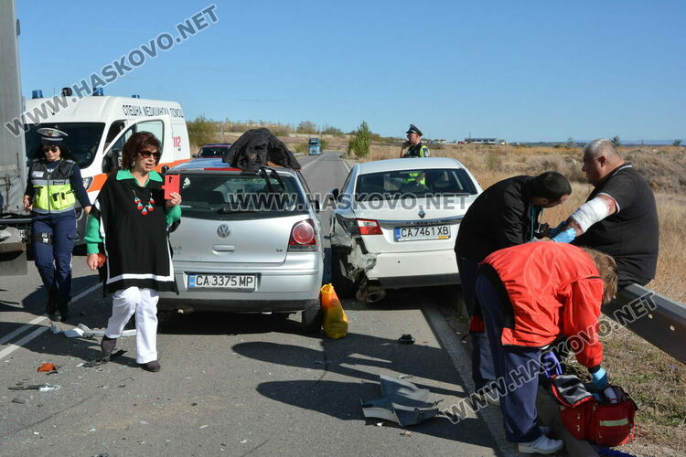 Водач пострада при катастрофа между две коли и тир край Хасково