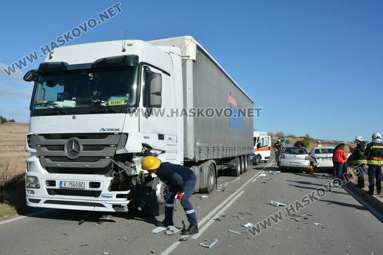 Водач пострада при катастрофа между две коли и тир край Хасково