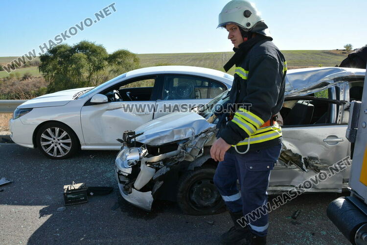Водач пострада при катастрофа между две коли и тир край Хасково