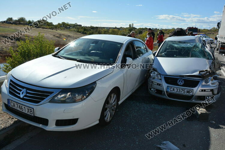 Водач пострада при катастрофа между две коли и тир край Хасково