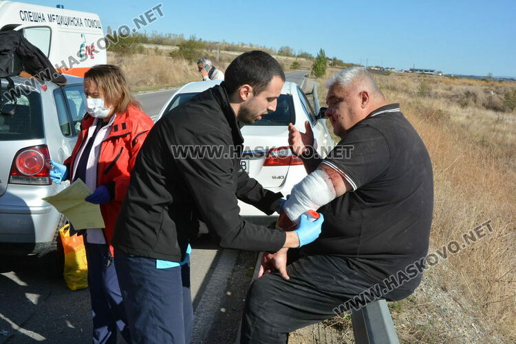 Водач пострада при катастрофа между две коли и тир край Хасково