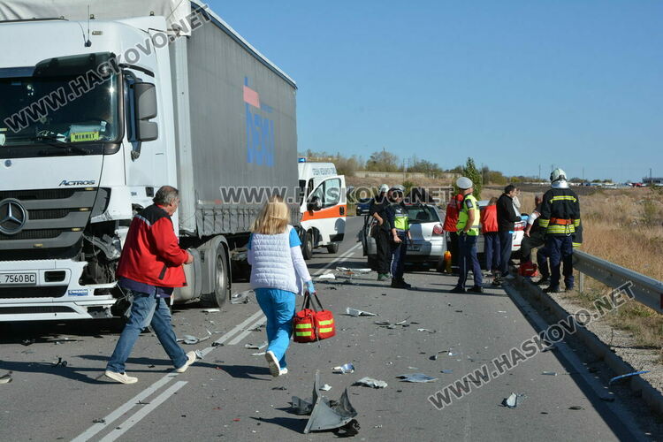 Водач пострада при катастрофа между две коли и тир край Хасково