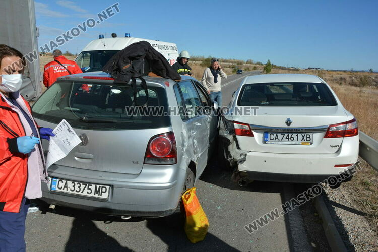 Водач пострада при катастрофа между две коли и тир край Хасково