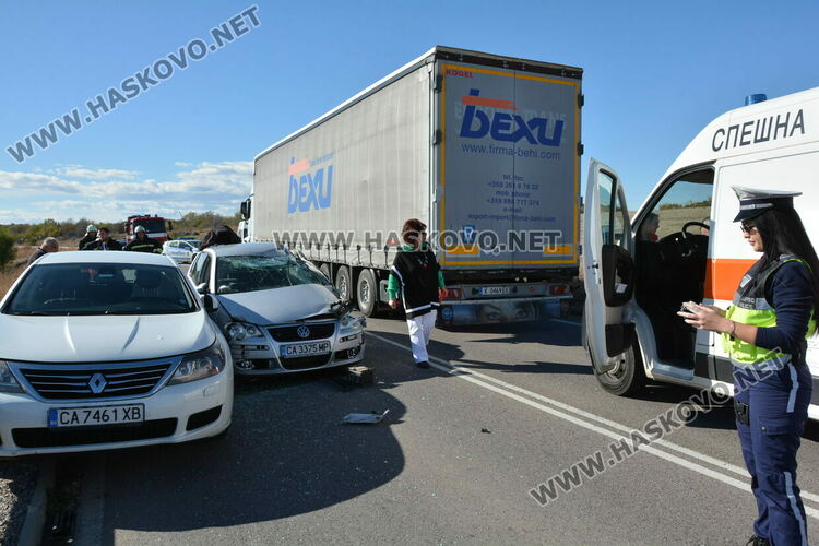 Водач пострада при катастрофа между две коли и тир край Хасково